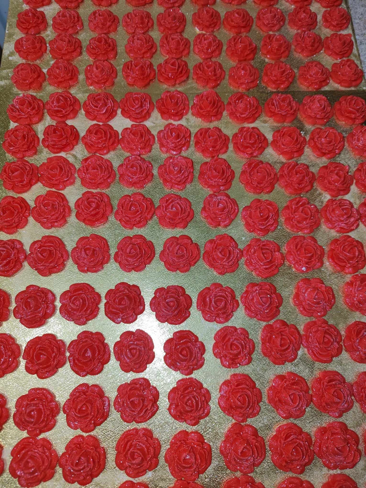 Edible Roses for sugarcraft, Cake, Cupcakes (Red) 25pieces with 30mm in size.