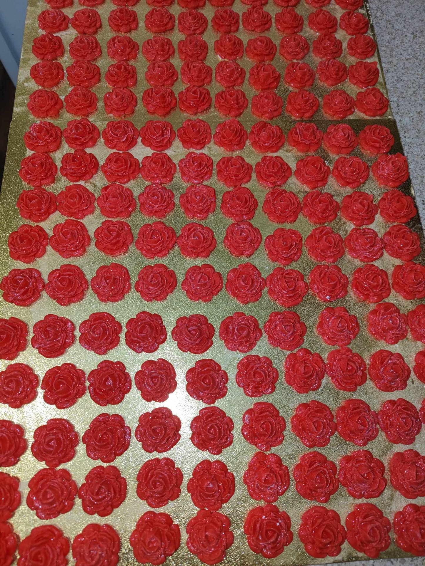 Edible Roses for sugarcraft, Cake, Cupcakes (Red) 25pieces with 30mm in size.